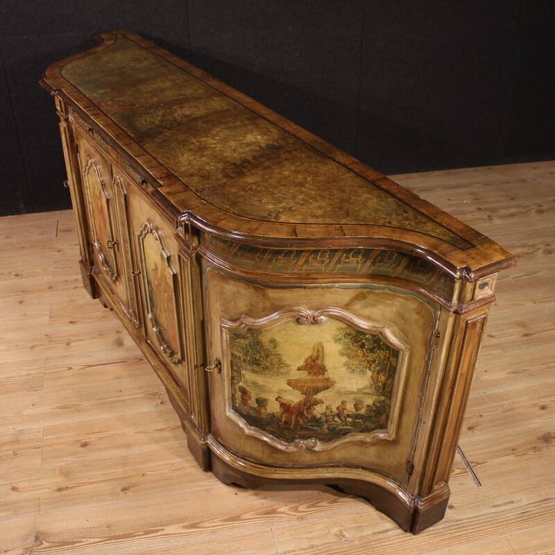 Superbe buffet vénitien laqué et peint du 20e siècle.