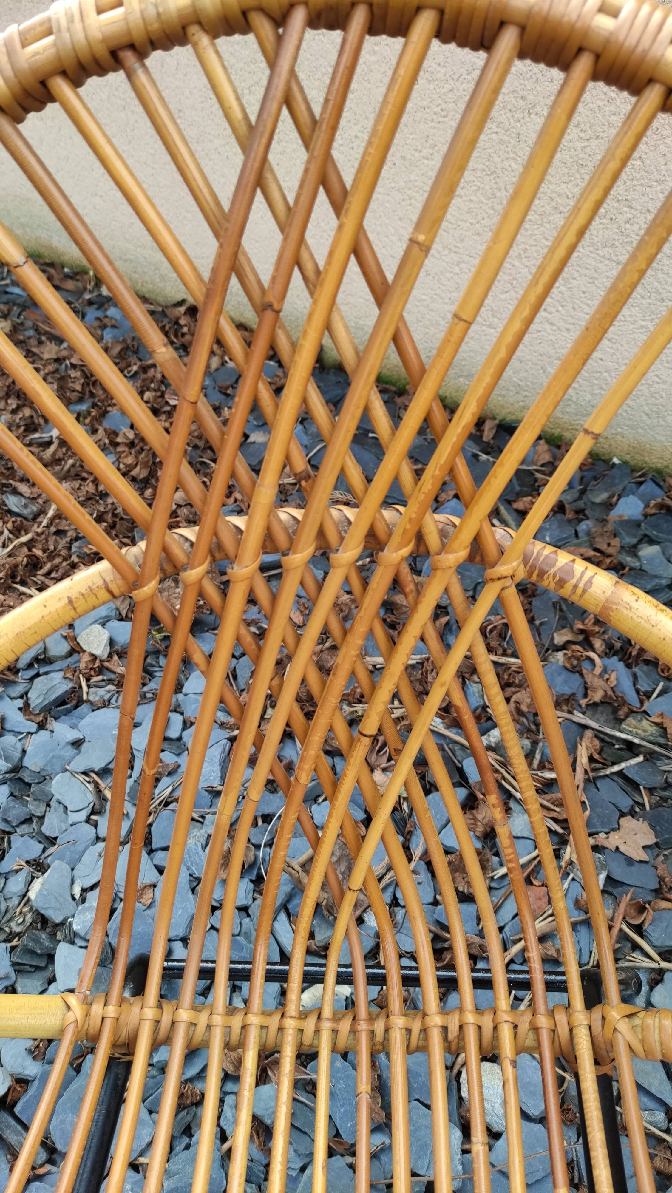Paire de fauteuils coquilles ou corbeille en rotin tressé, pieds en métal