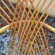 Paire de fauteuils coquilles ou corbeille en rotin tressé, pieds en métal