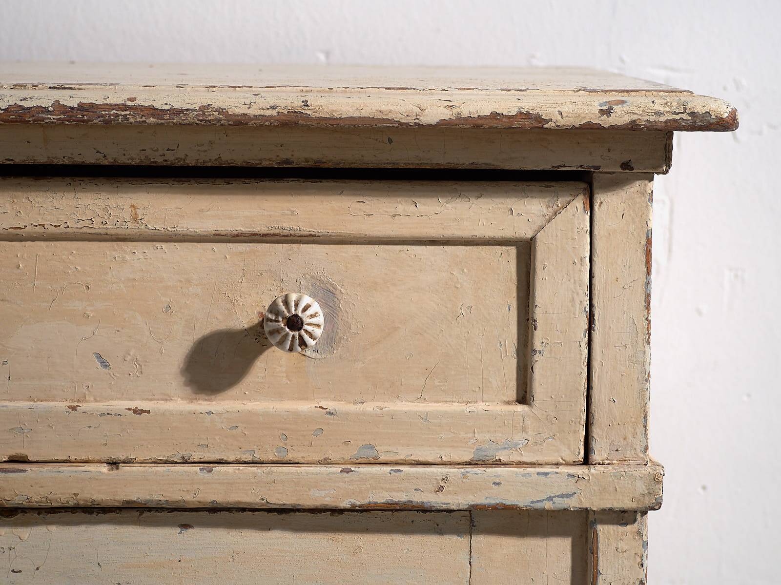 Ancienne commode blanche à deux portes (vers 1920)