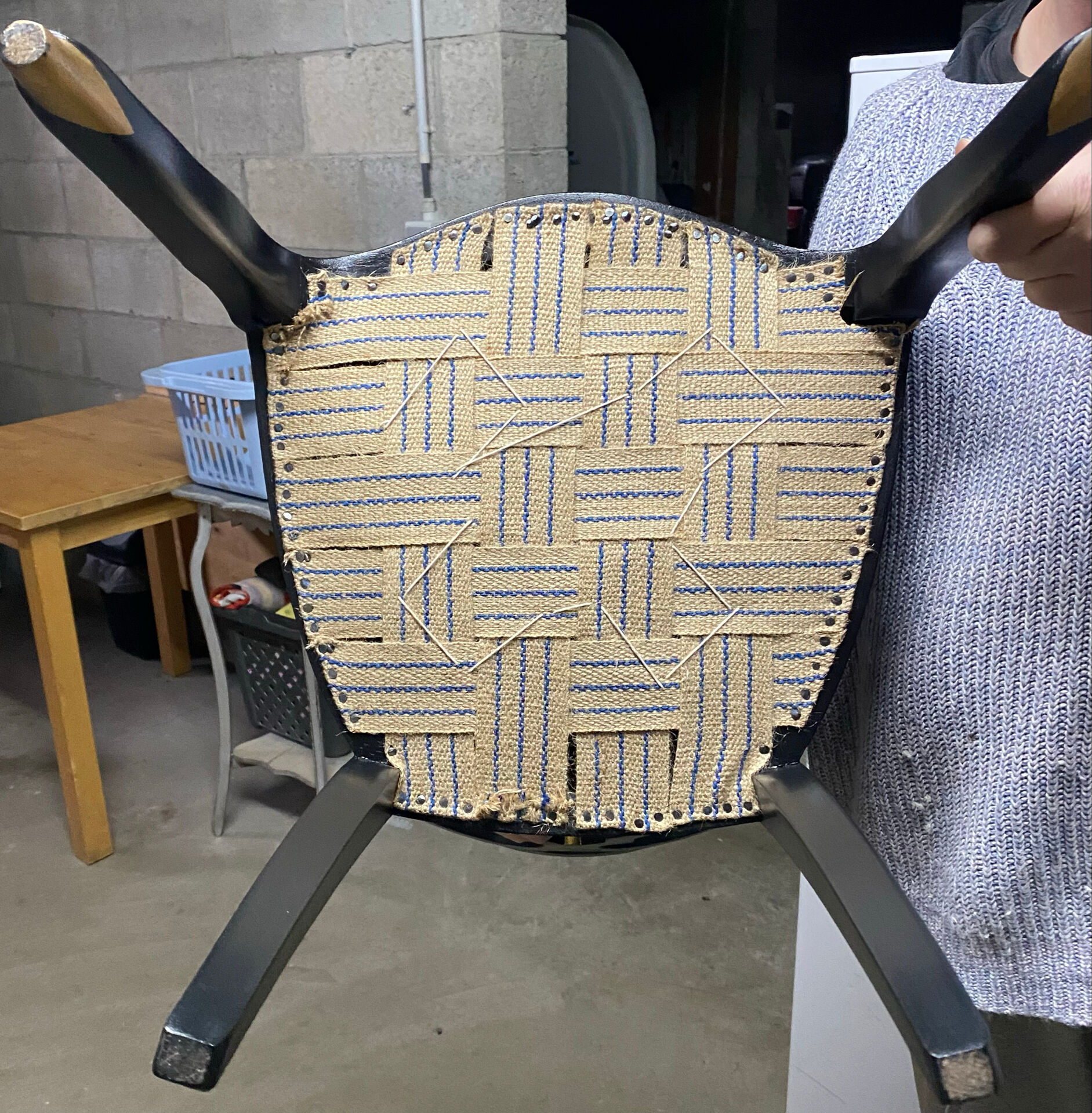 Paire de chaises cabriolet restaurées – Bois noir, détails dorés & tis