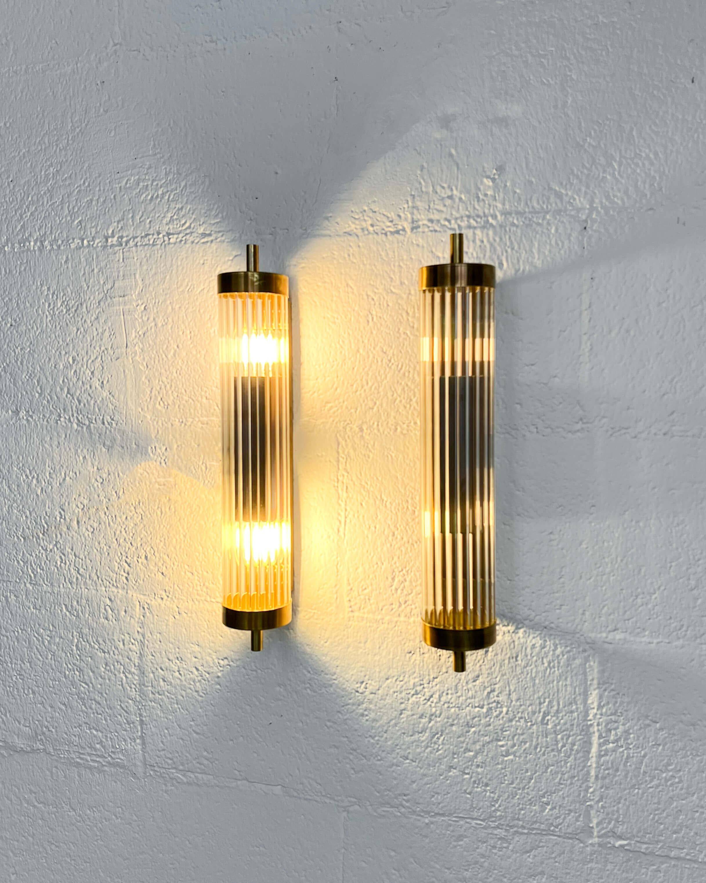 Ensemble de six appliques murales Art Déco en laiton et verre strié, éclairage chic