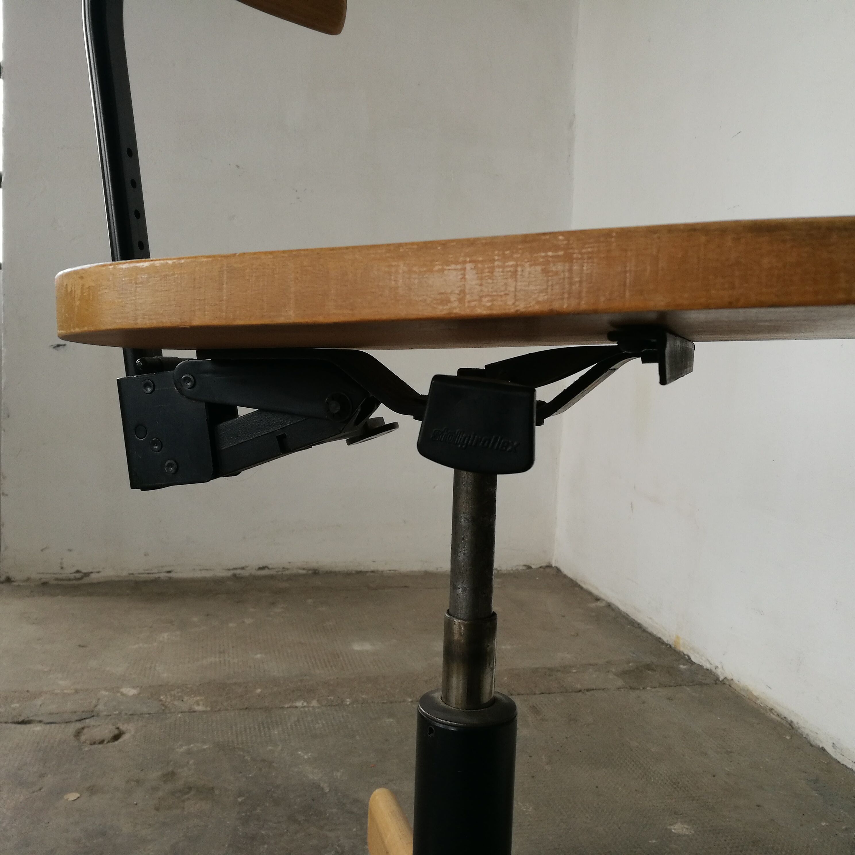Swivel workshop chair