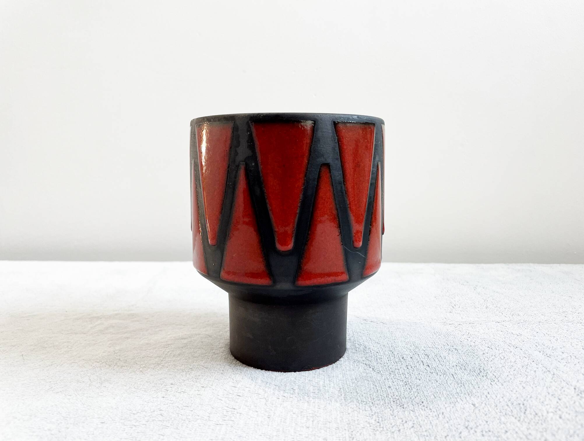 Wendelin Stahl 655-20 Red Brown Vase with Zig Zag Motif, German Studio Pottery with Red Triangles