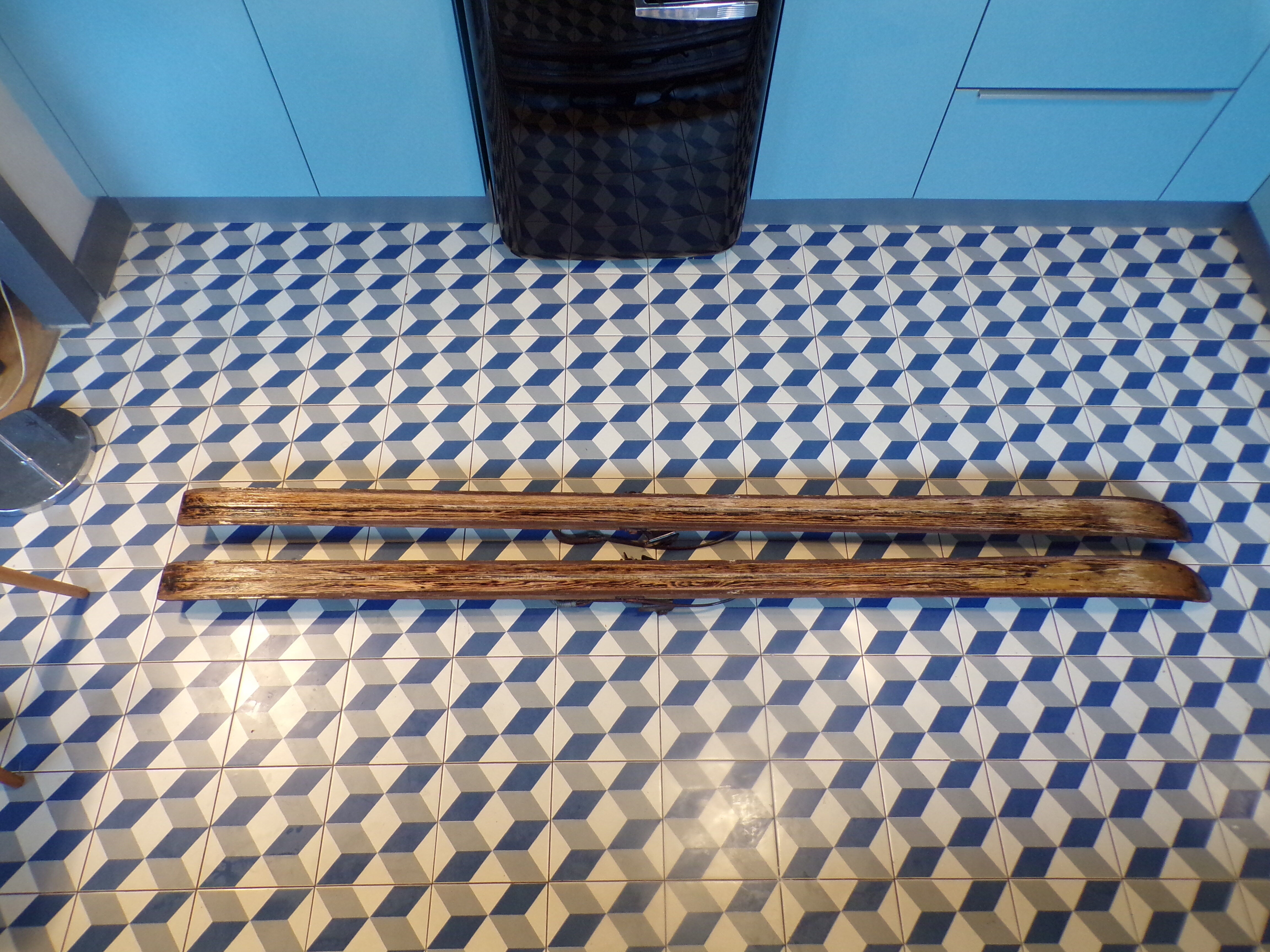 Pair of vintage Donnay skis 1,98m