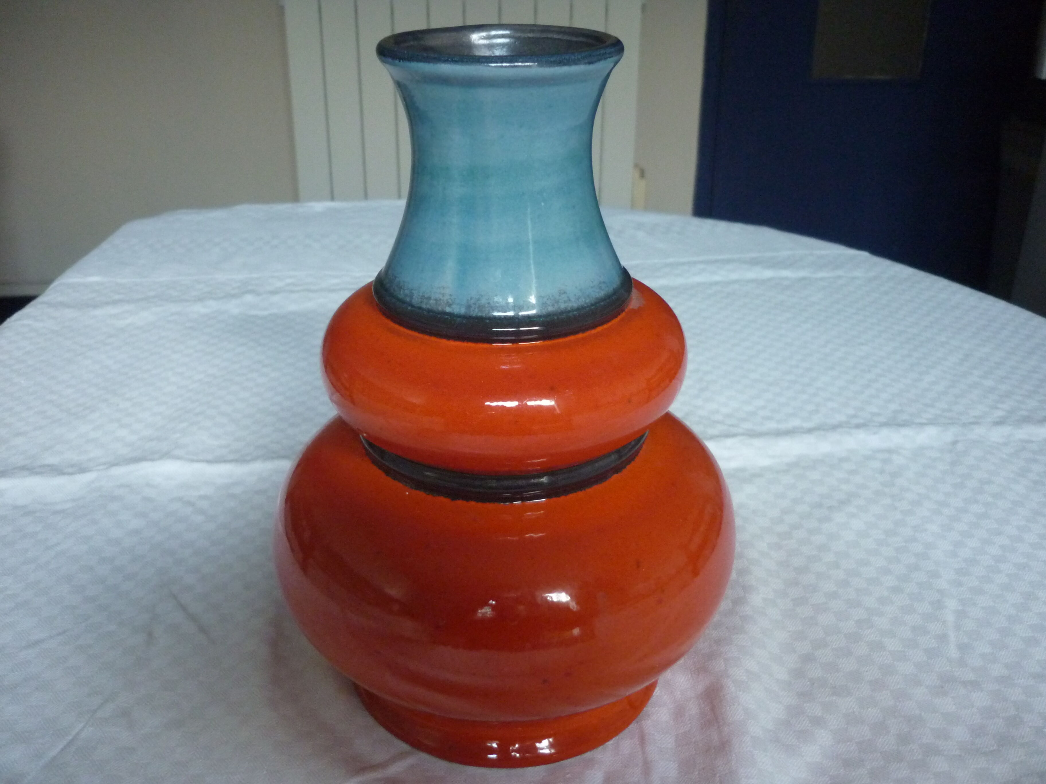 Vase vintage en céramique rouge orangé et bleu