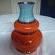 Vase vintage en céramique rouge orangé et bleu