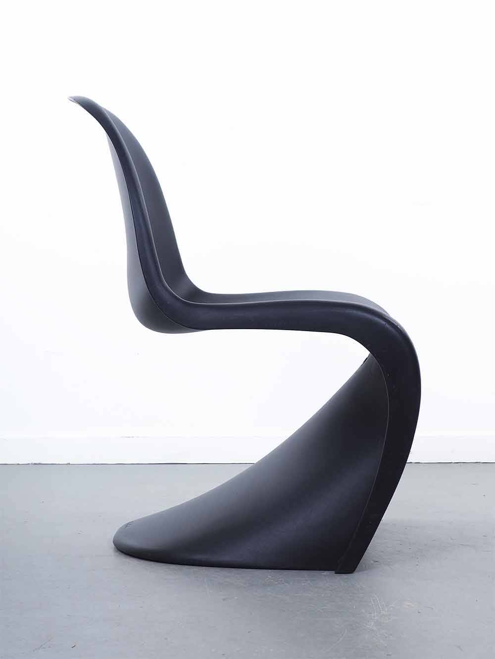 Verner Panton black chair – Vitra