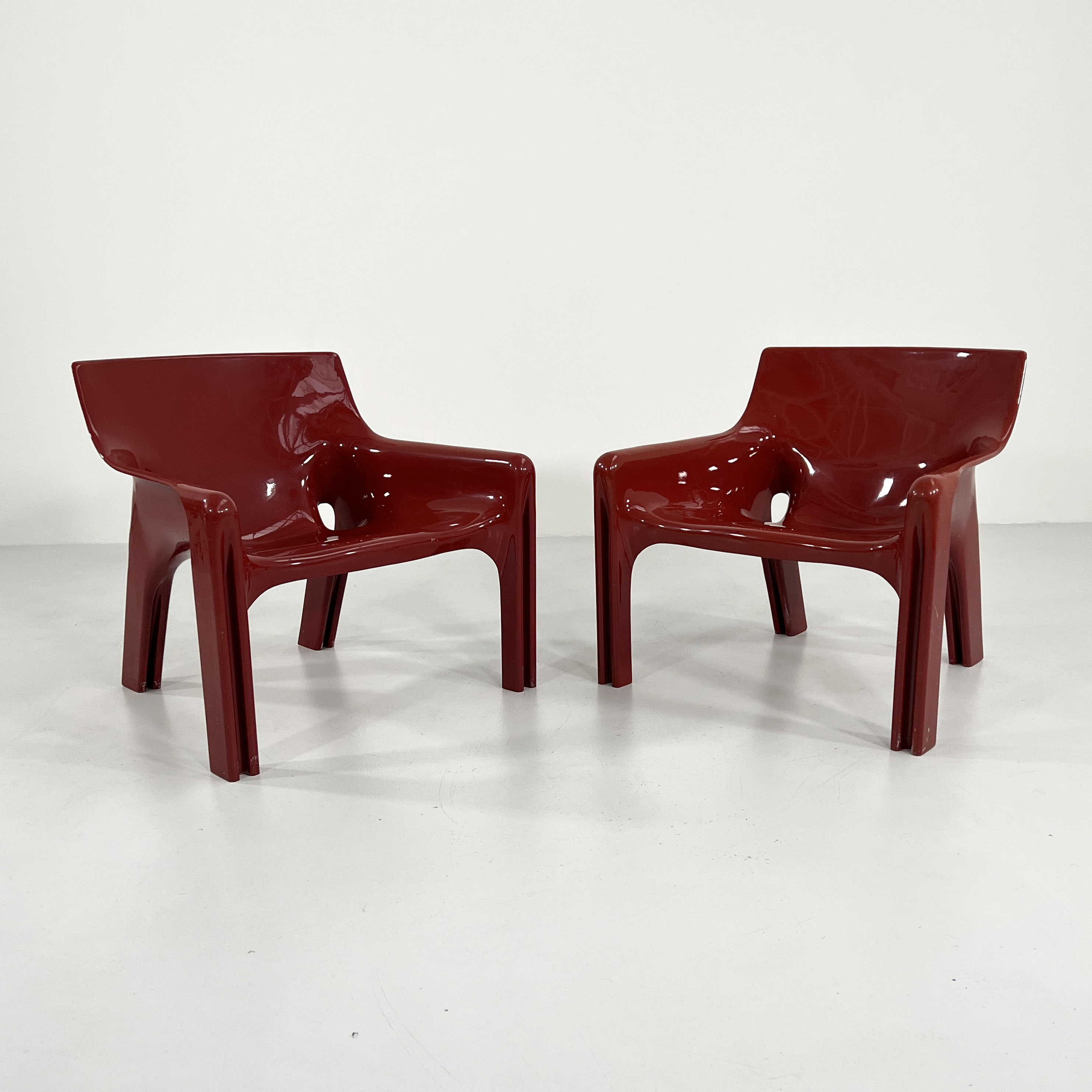 Pair of armchairs vicario bordeaux by Vico Magistretti for Artemide, 1970