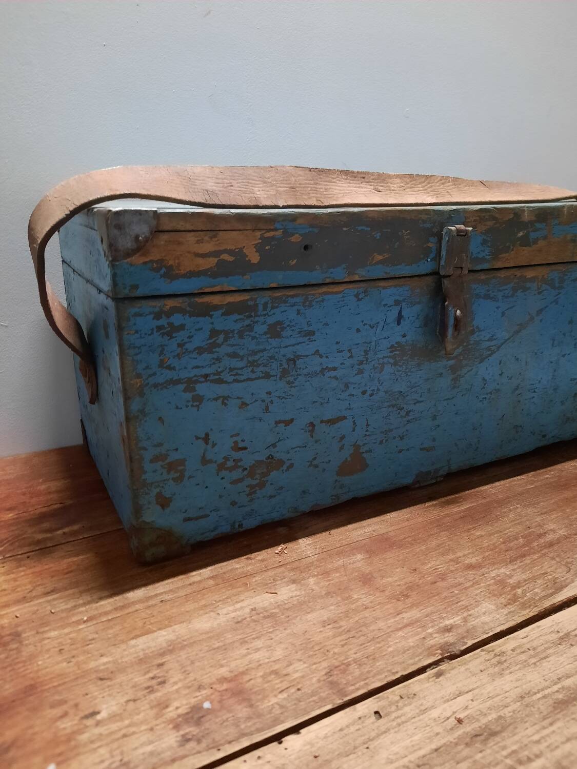 Malle ancienne en bois patinée bleue