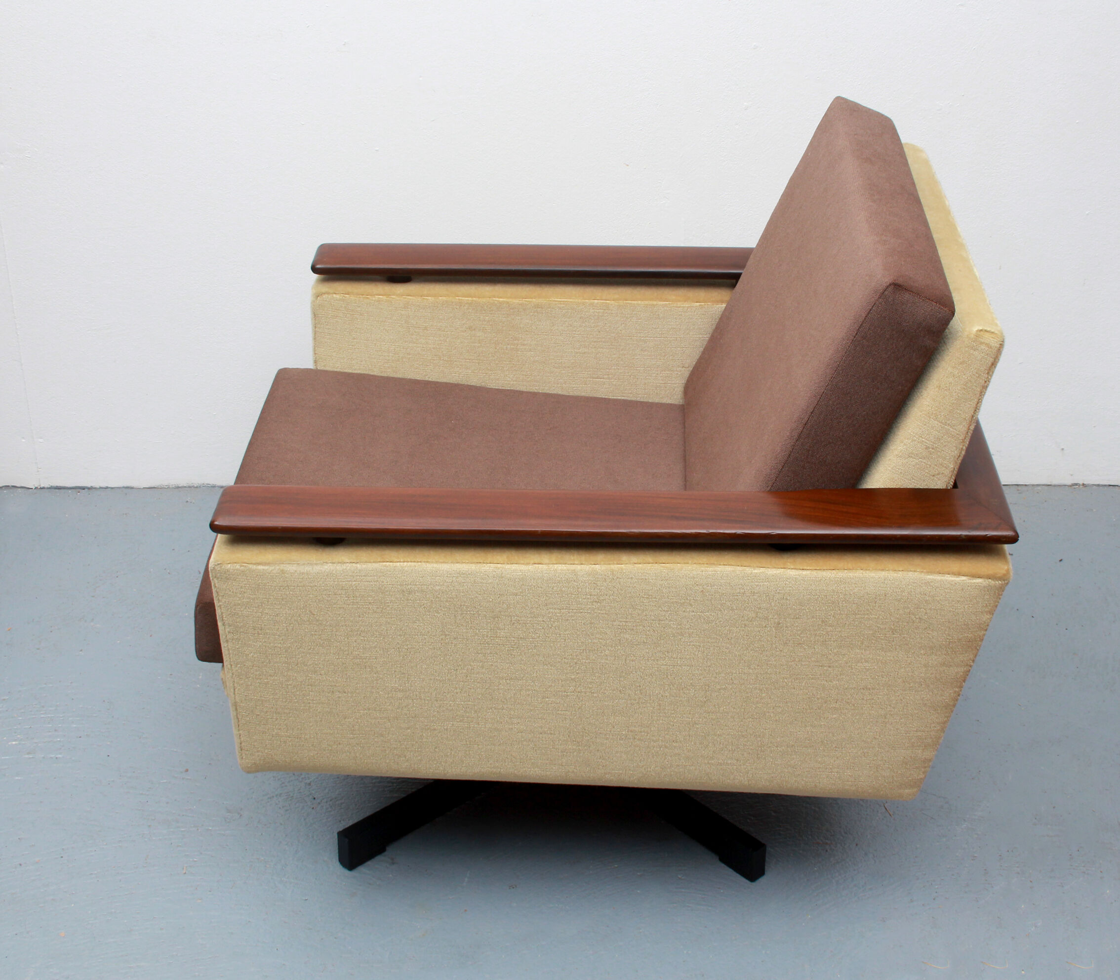 Fauteuil pivotant des années 1960 en mohair-velours