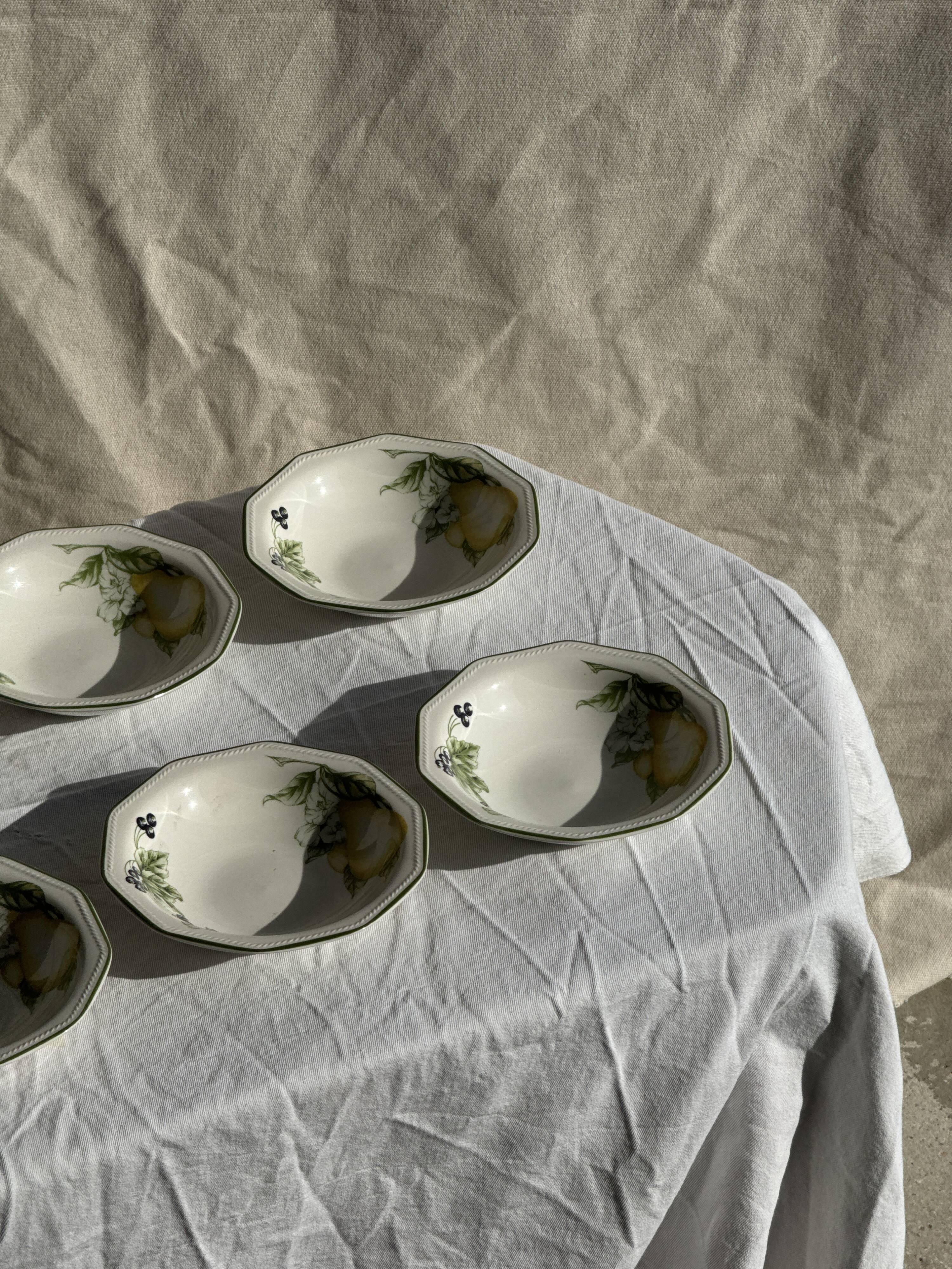 Set of 11 fruit-patterned bowls The Chartwell Collection England D17