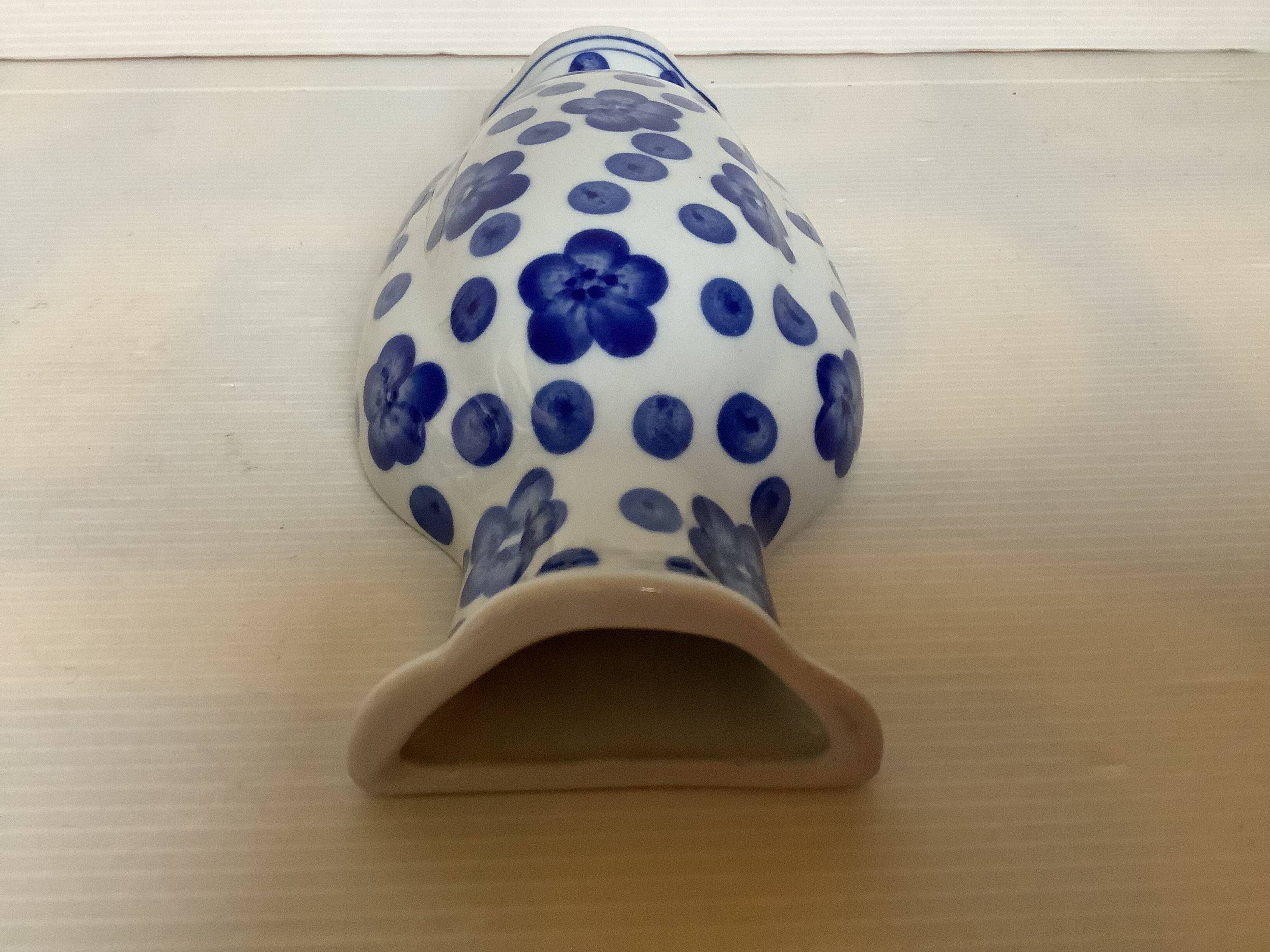 Bouquetière vase of blue flowers