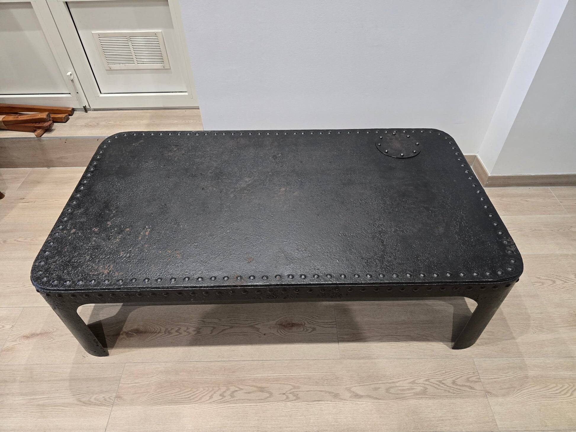 Industrial coffee table in riveted metal from around 1920 – black patina – 145 × 80 cm