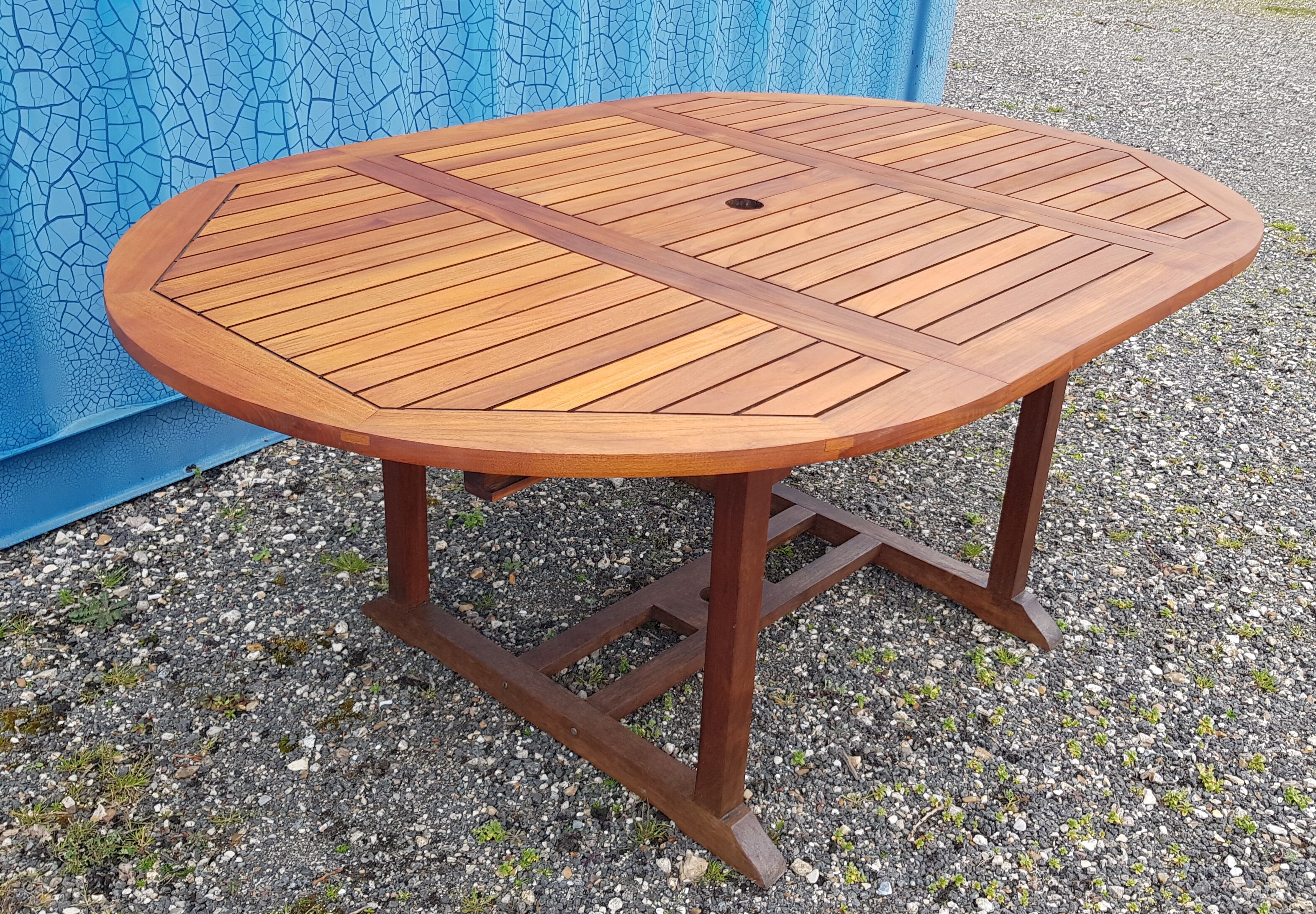 Stretchable garden dining table in solid teak