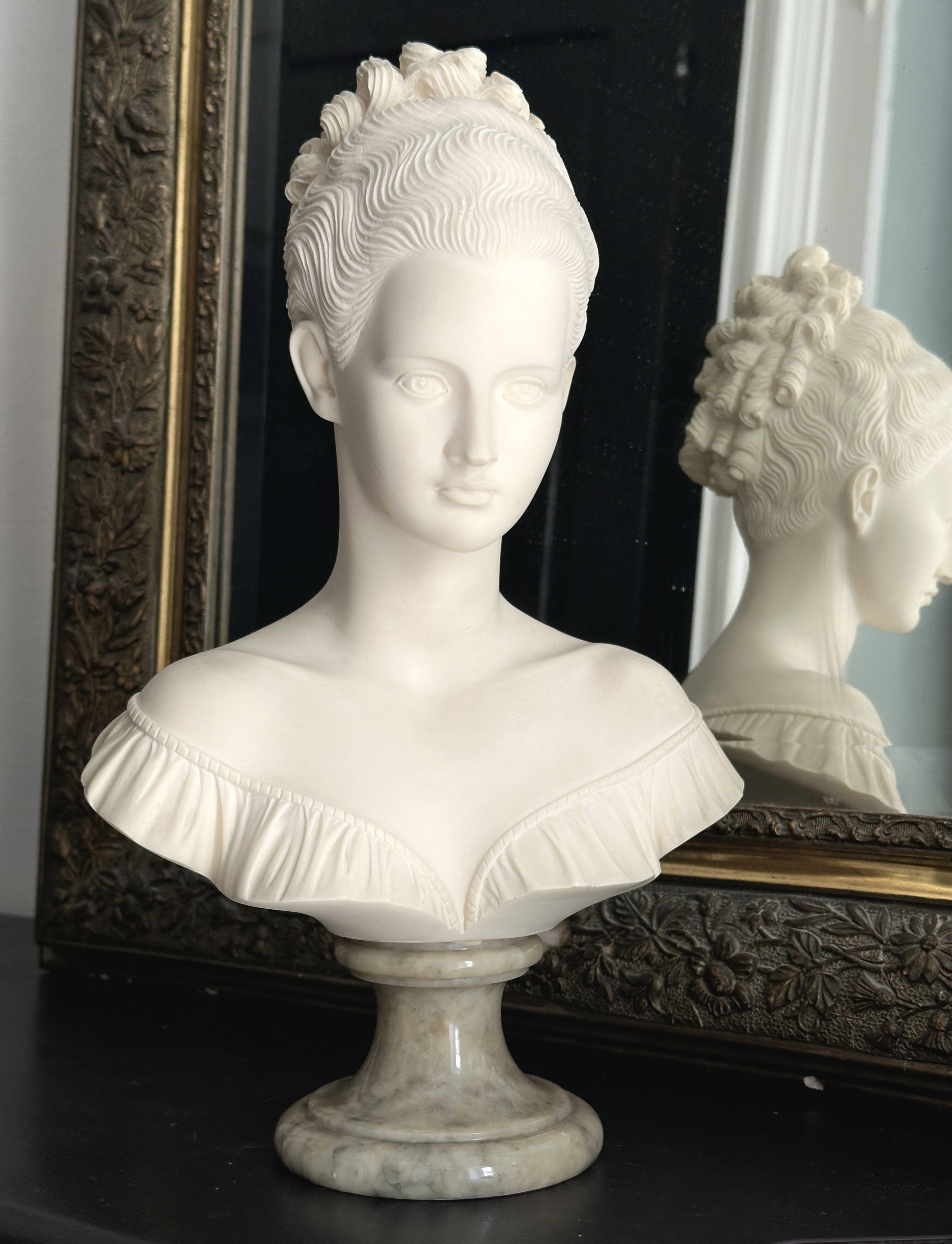 Statue Buste de Manon Lescaut albâtre socle marbre vert signé Giannelli
