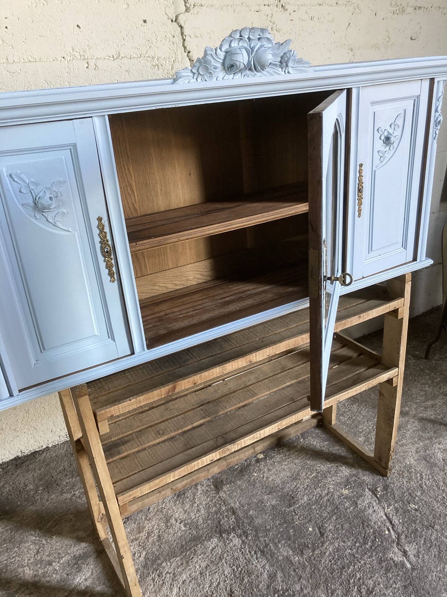 Hanging cupboard from the 1930s-1940s