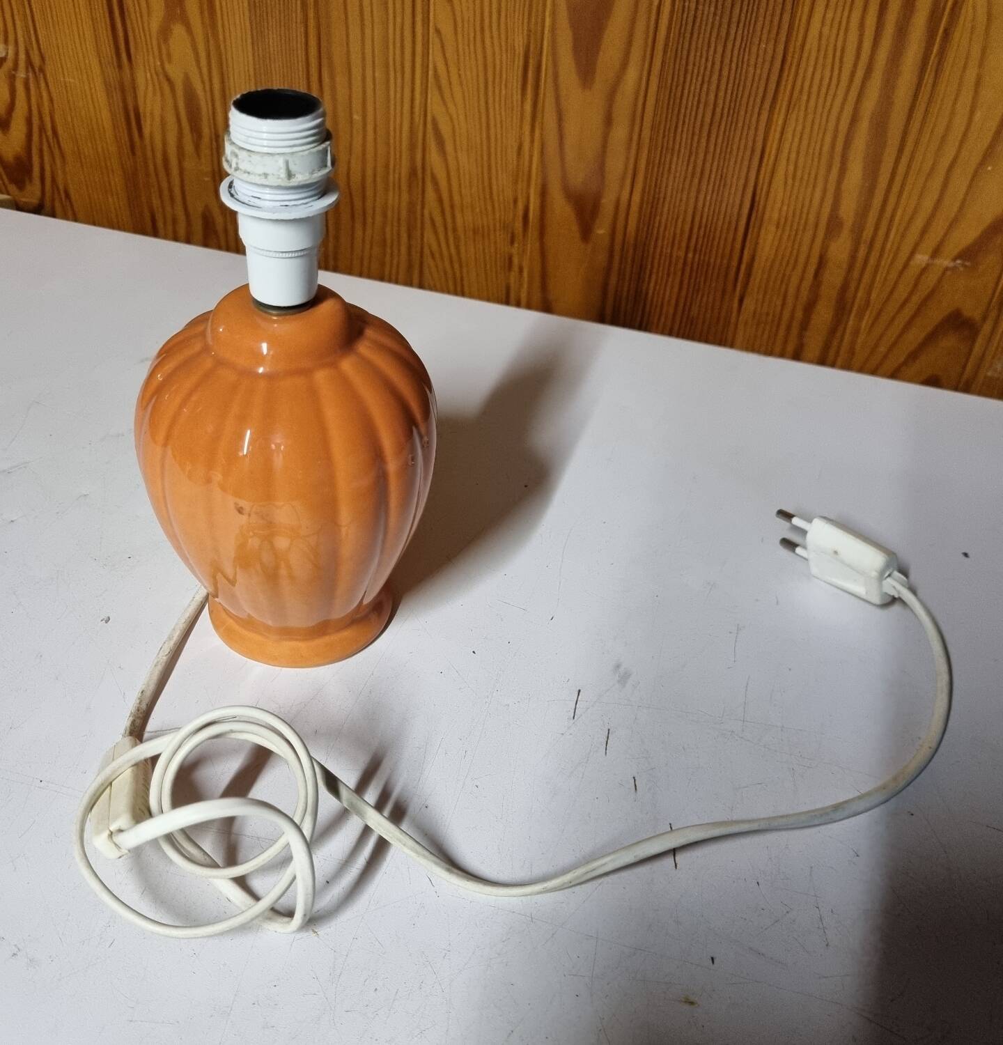 Vintage salmon ceramic table lamp