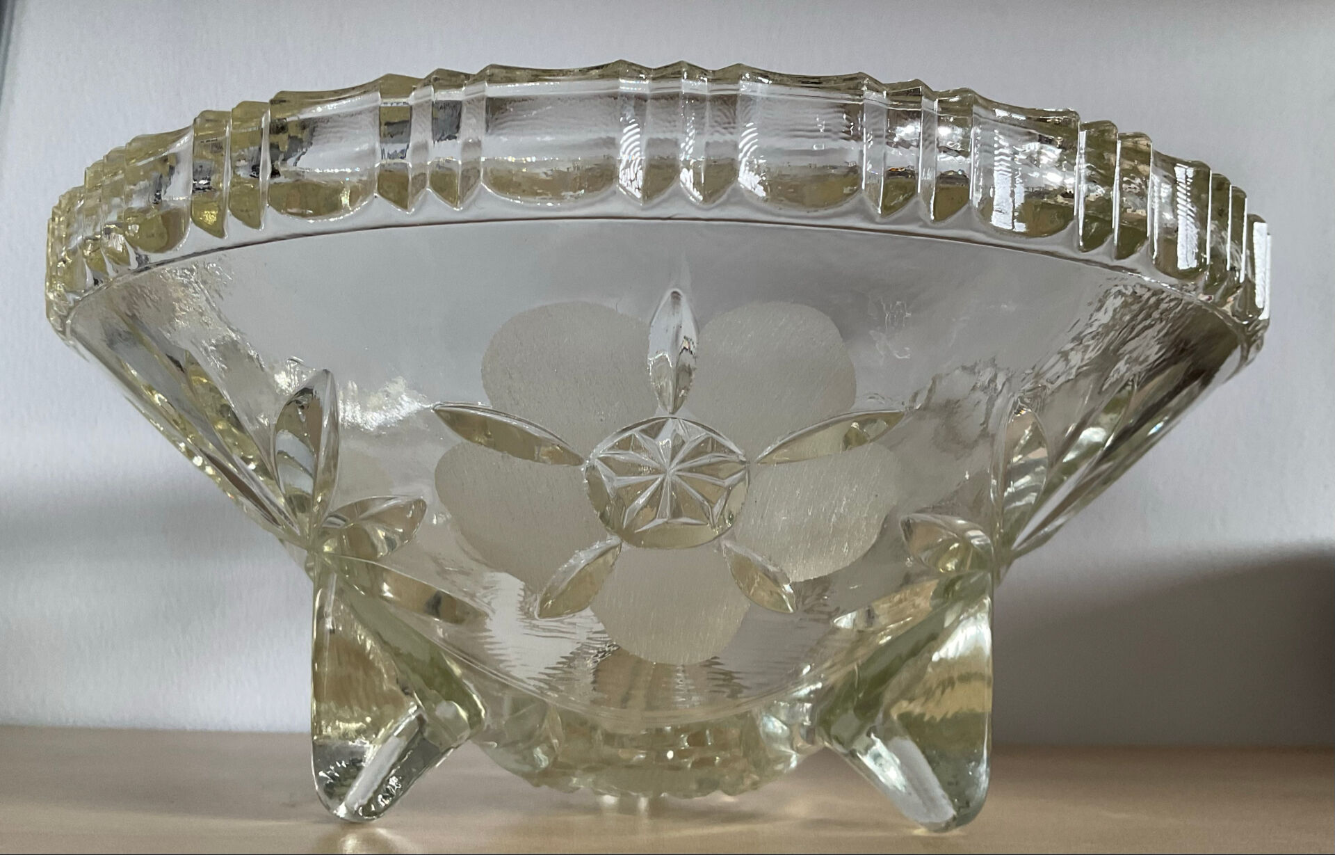 Art Deco tripod bowl in engraved glass