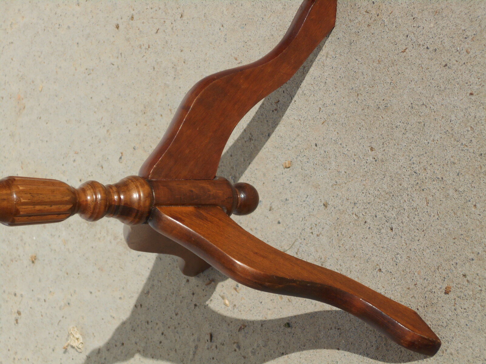 Guéridon en chêne et cuir