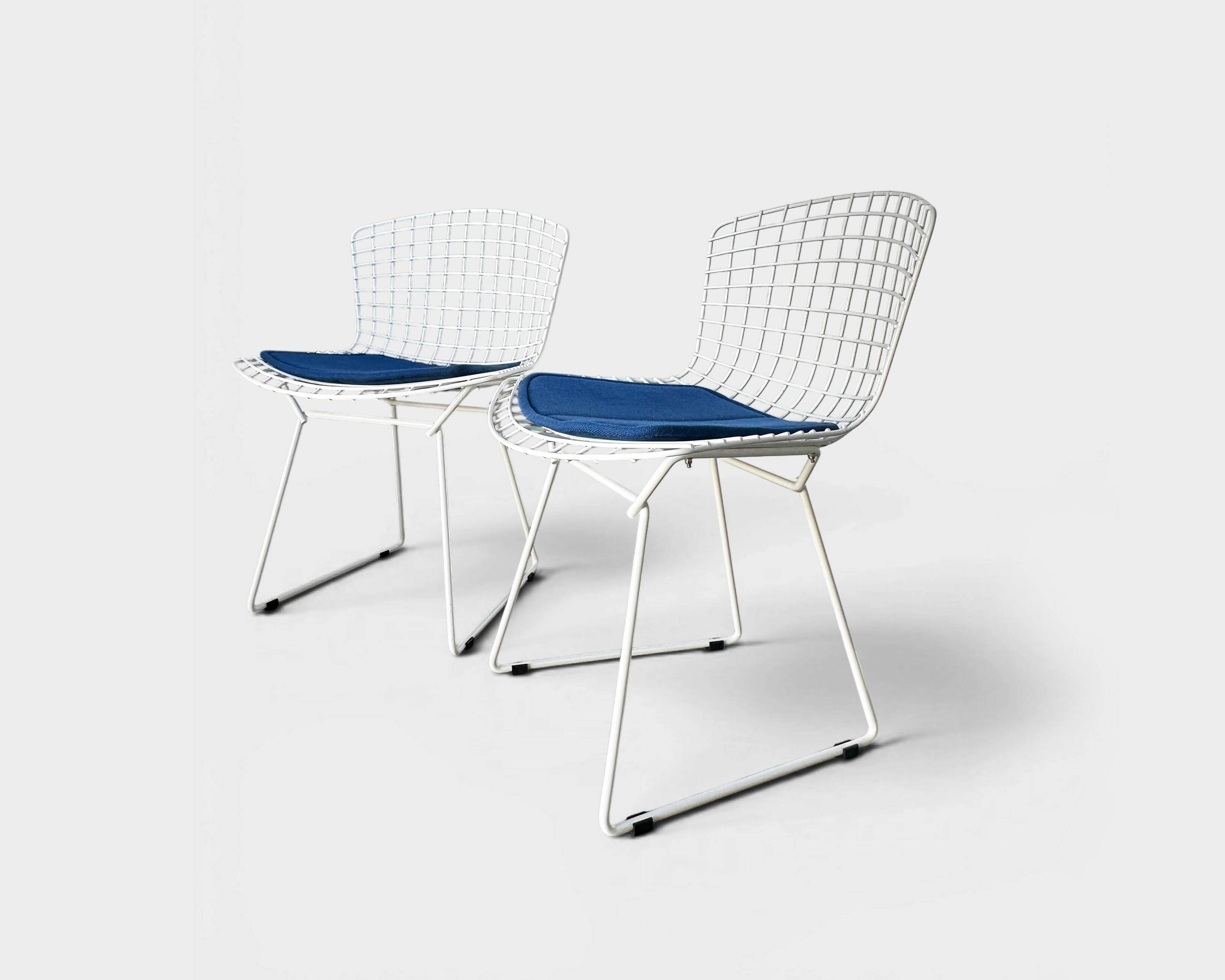 Pair of dining chairs 420 by Harry Bertoia for Knoll International, 1970s.