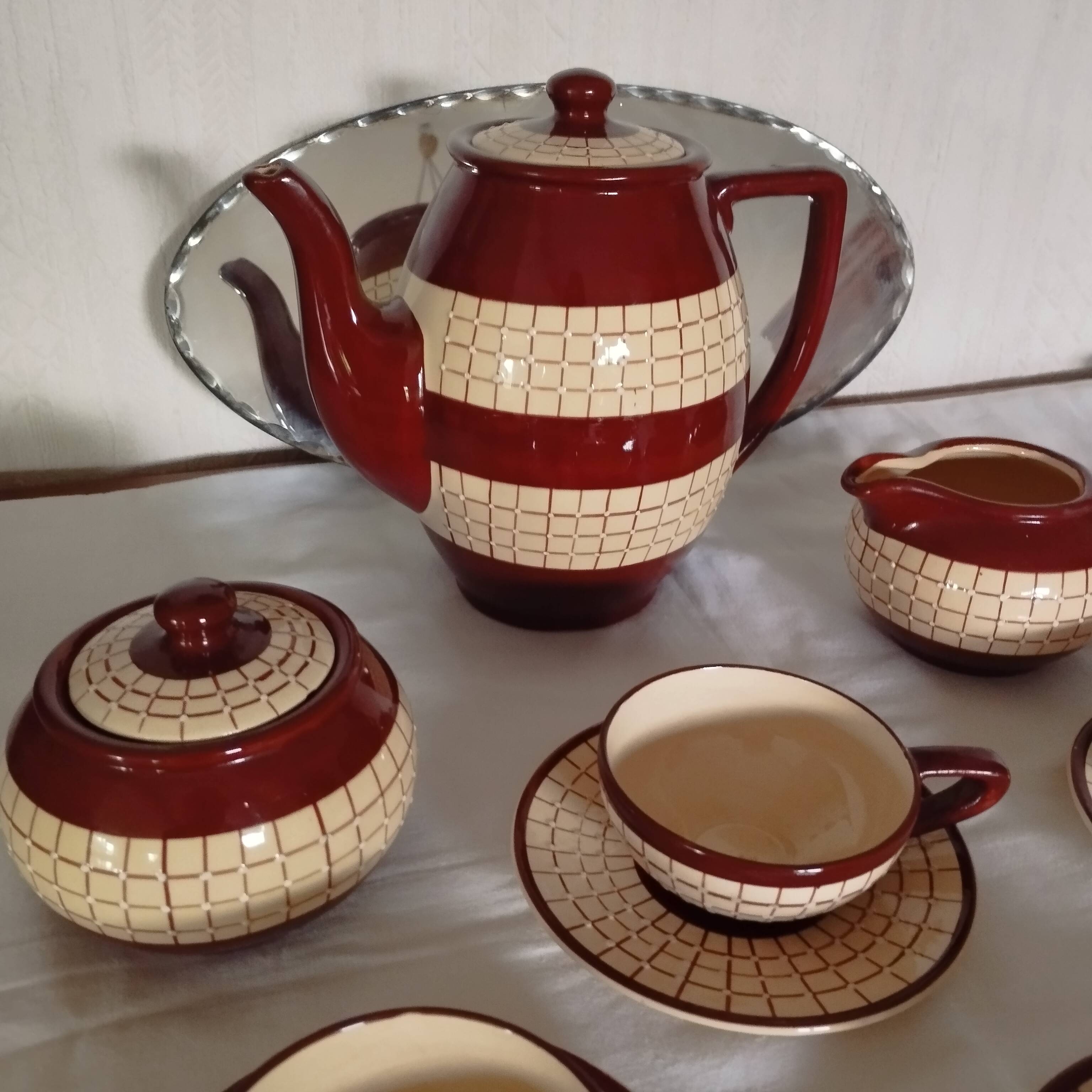 Coffee/tea service in Longchamp earthenware.