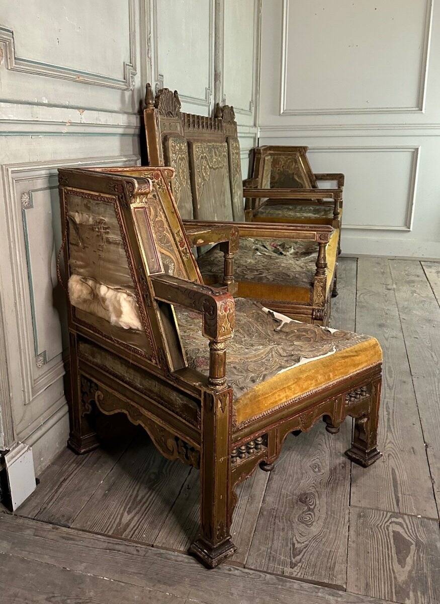 Pair of corner armchairs and an Orientalist bench in carved and polychrome wood from around 1900.