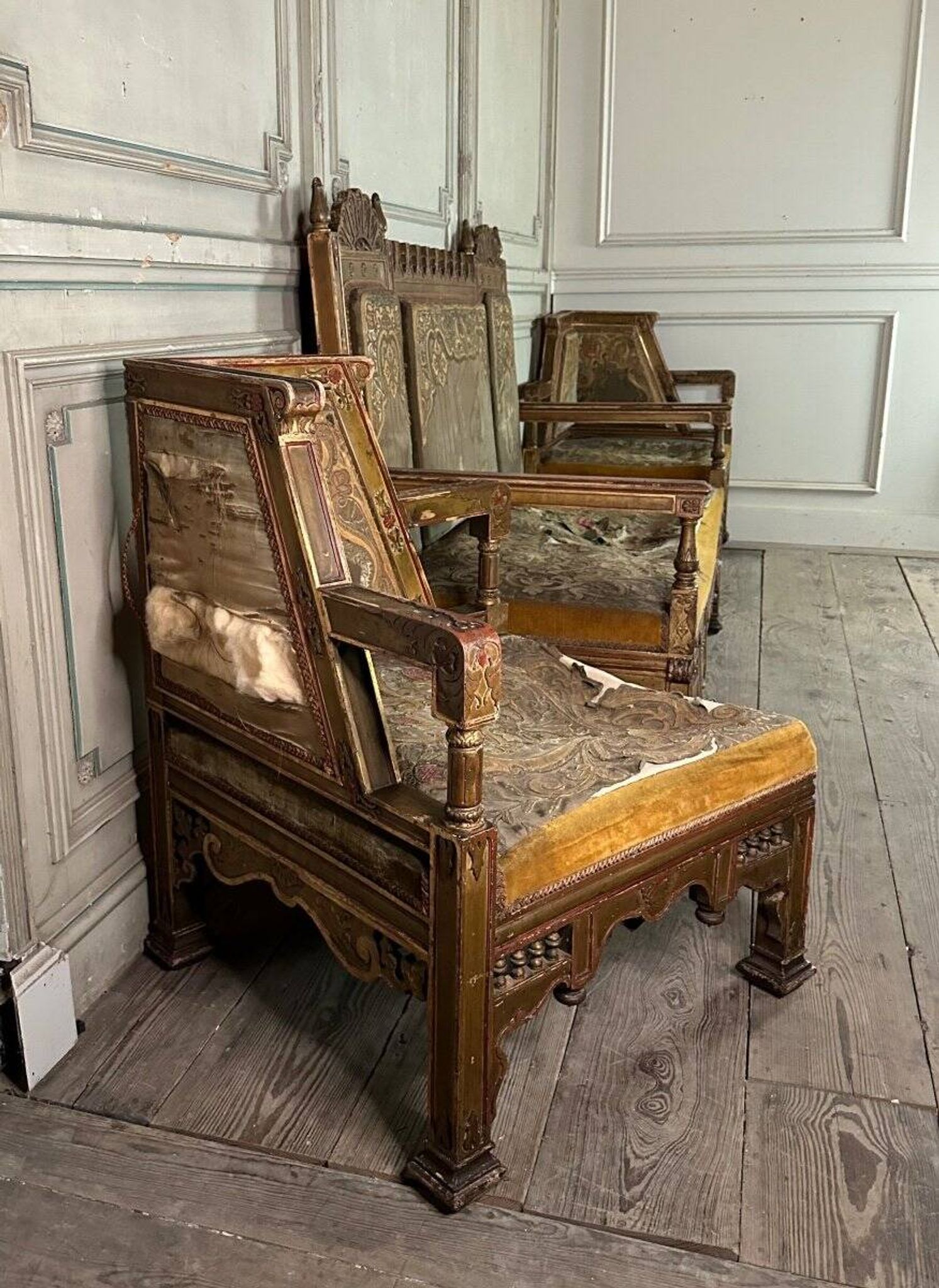 Pair of corner armchairs and an Orientalist bench in carved and polychrome wood from around 1900.