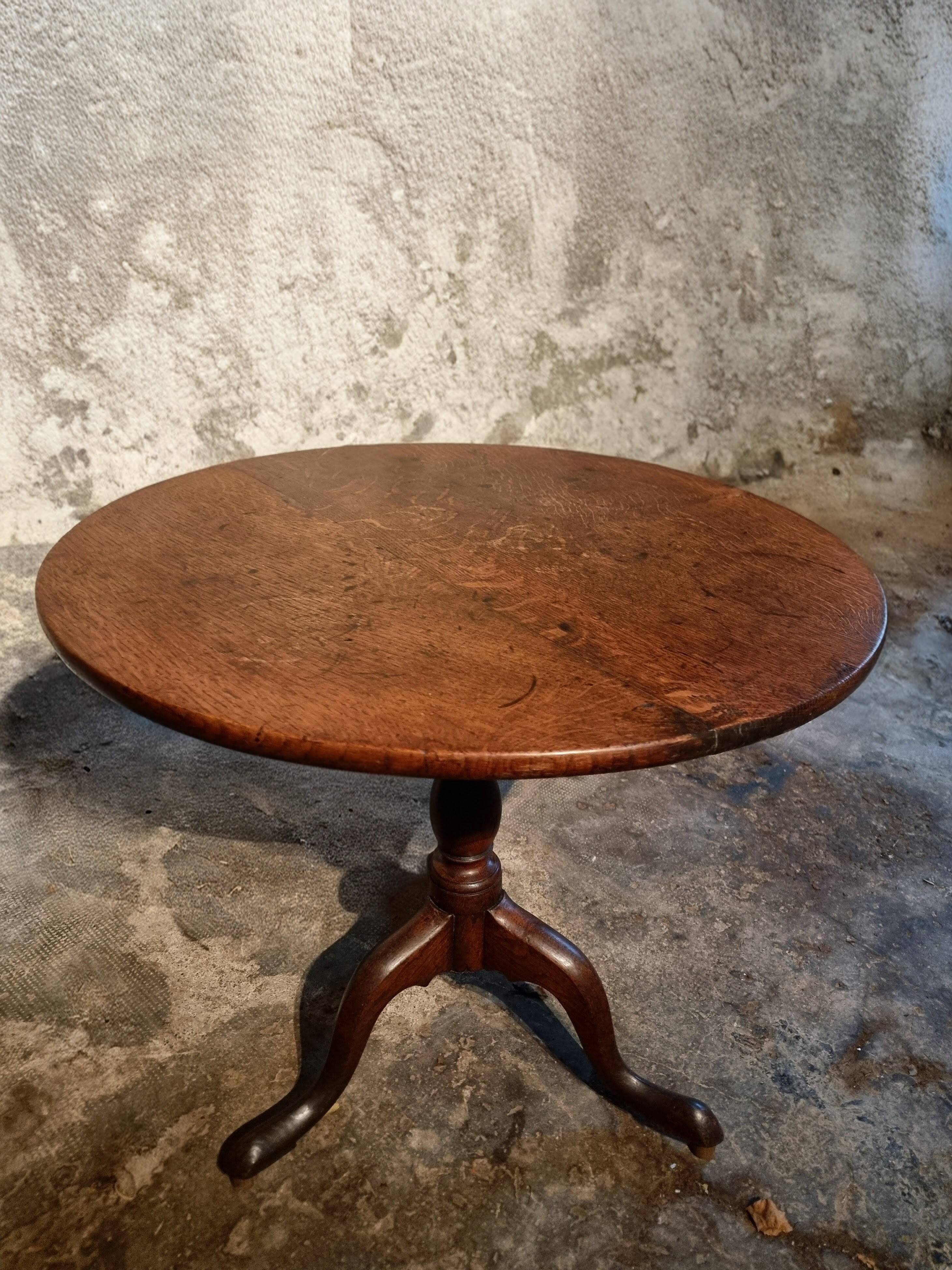 Antique Georgian tilt-top oak table from around 1800 – Round tripod side table 80 cm