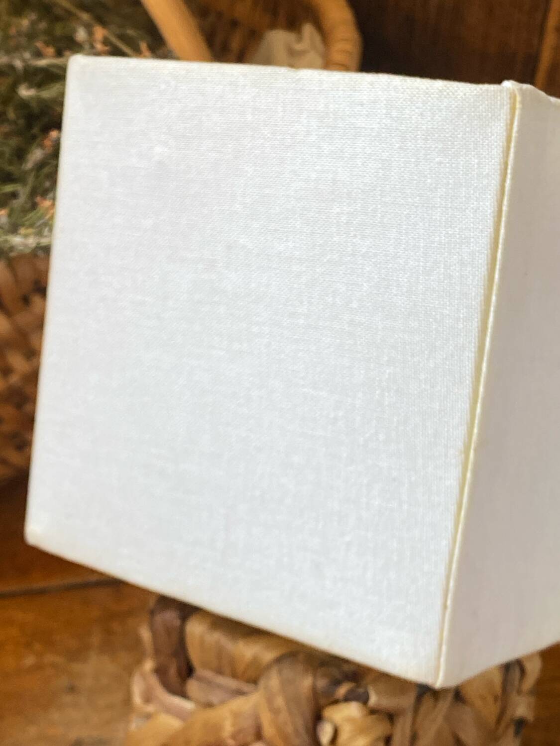 Lamp, natural weaving in water hyacinth fibre.