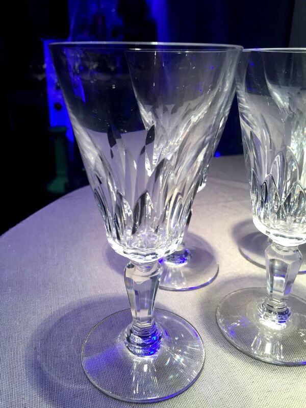 Suite de 11 verres a pied a vin rouge baccarat modele carcassonne