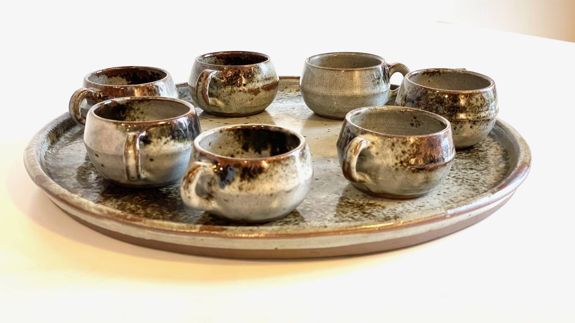 Enamelled stoneware tray and its 7 cups