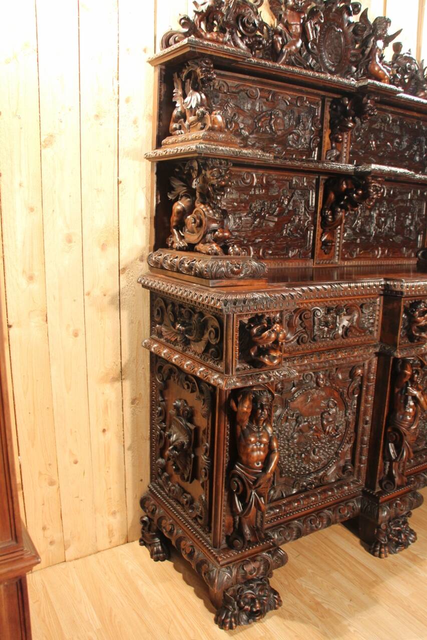Important Renaissance-style walnut buffet from the 19th century.