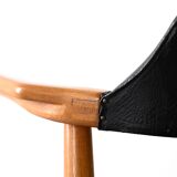 Fauteuil scandinave recouvert de similicuir