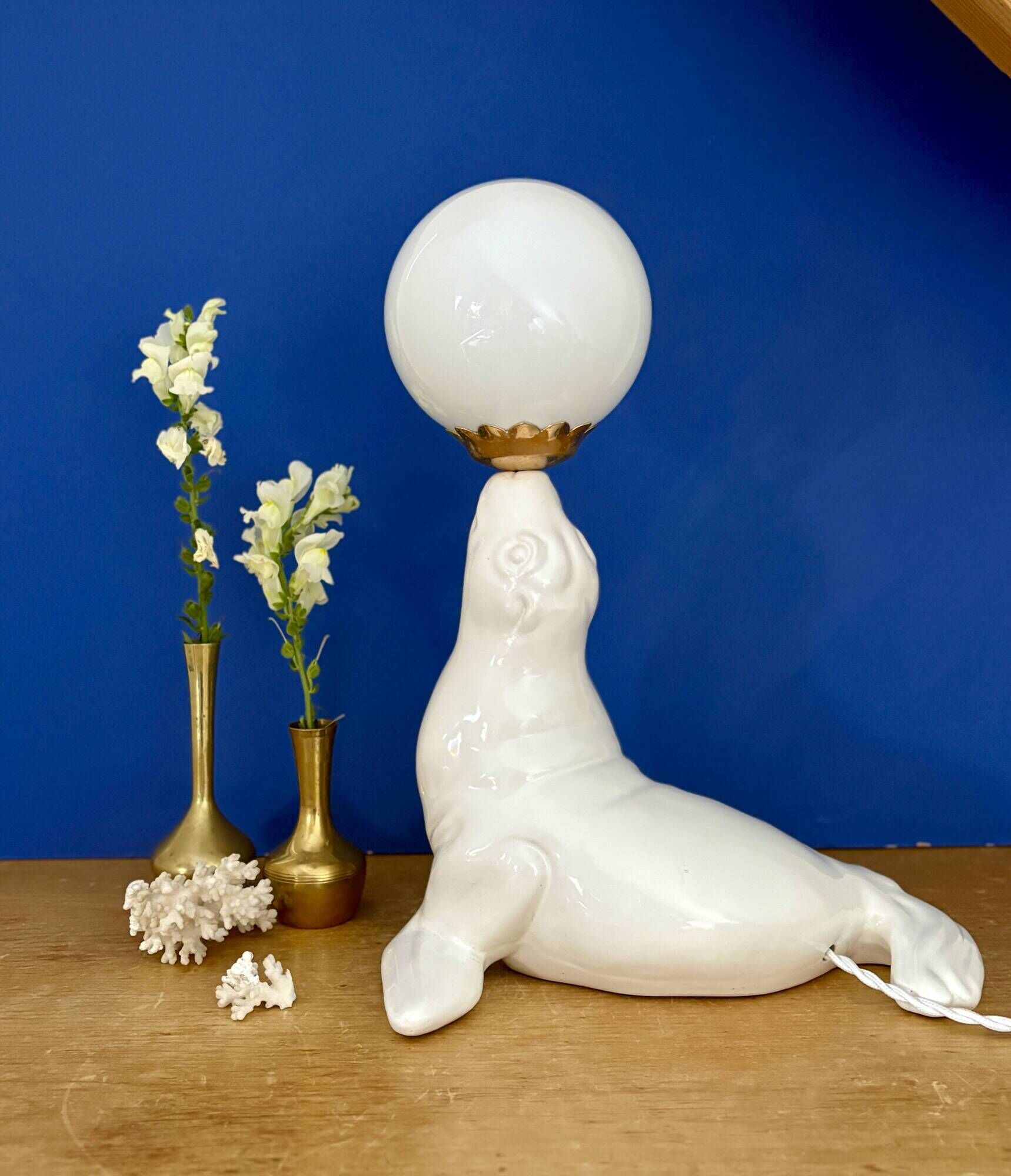 Vintage seal lamp in white ceramic and opaline.