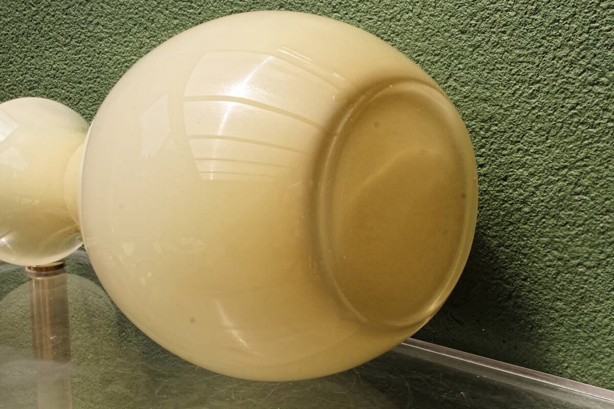 Vase de sol en verre opalin, couleur crème