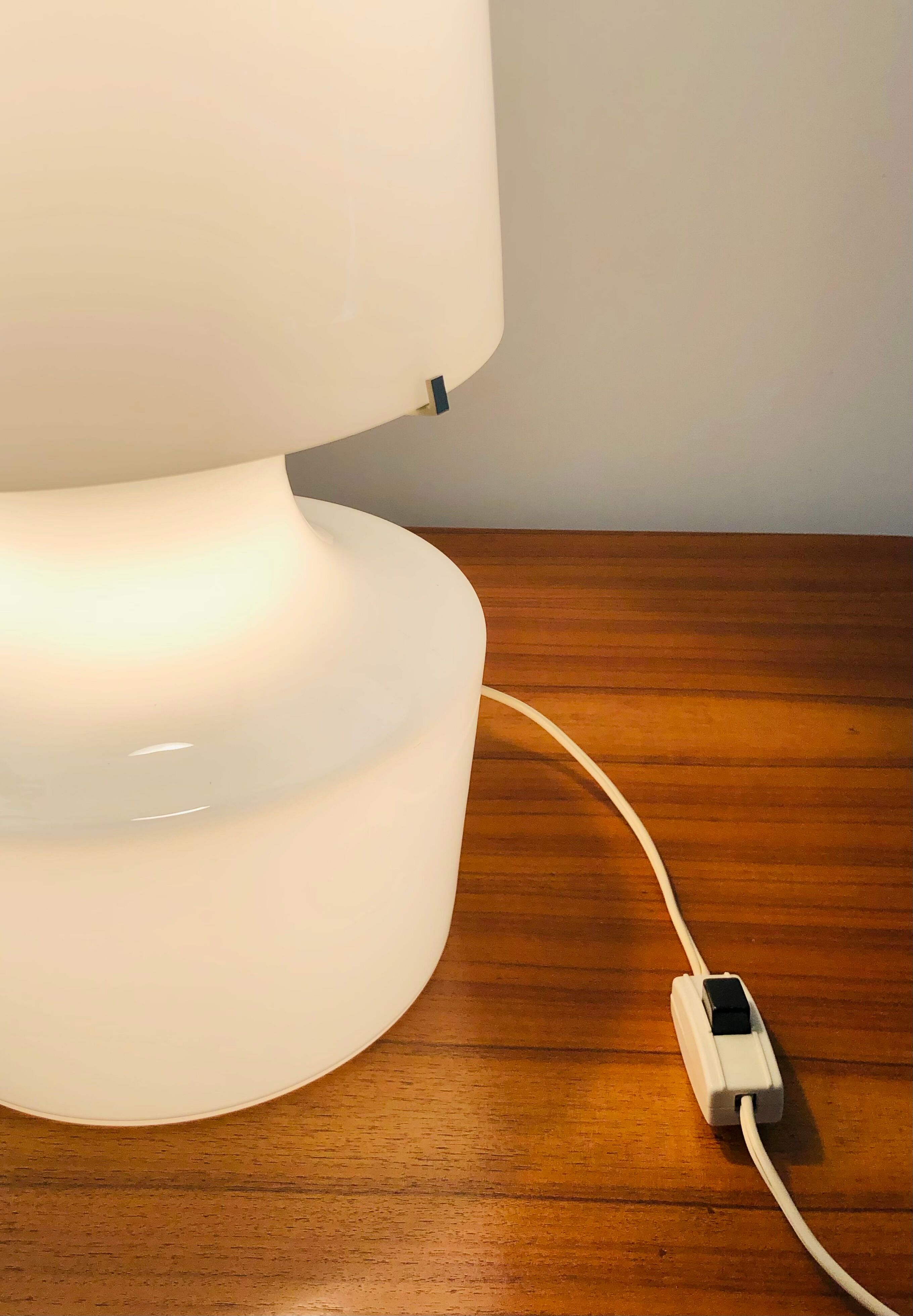 Lampe de salon en verre blanc, Italie années 60