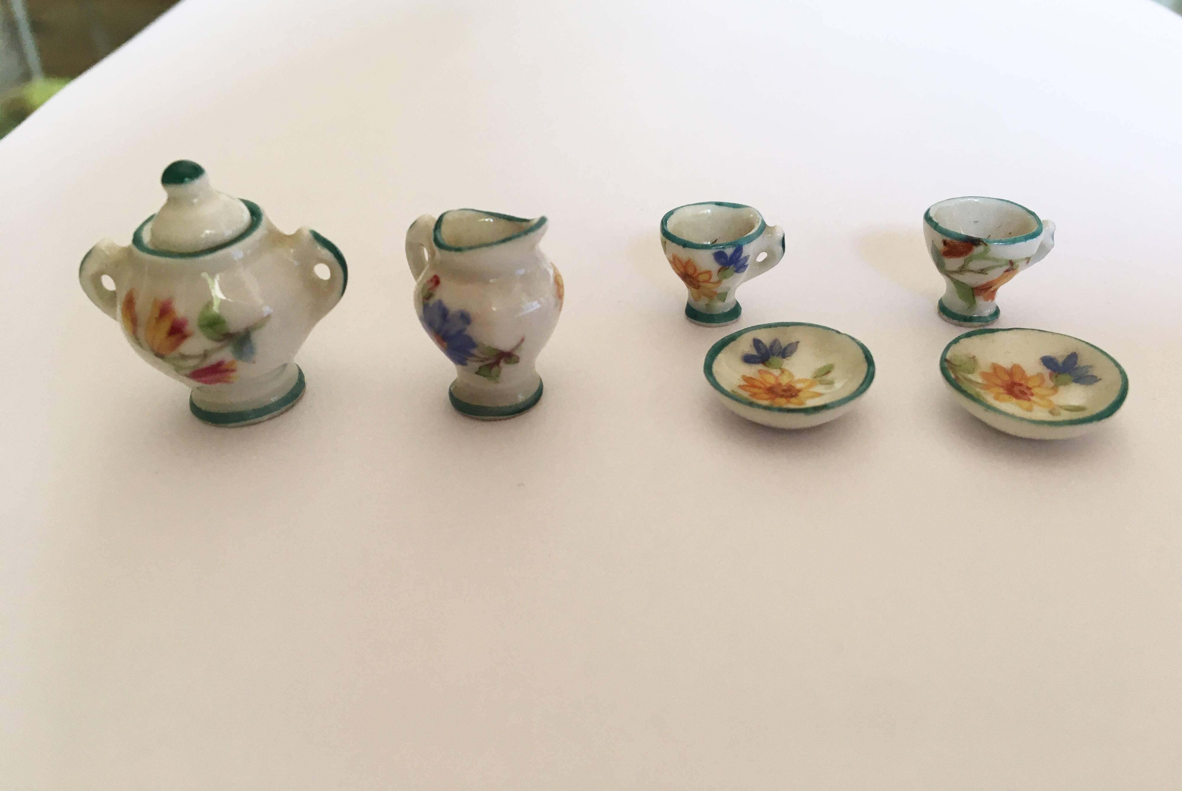 Small antique tea set in porcelain for children.