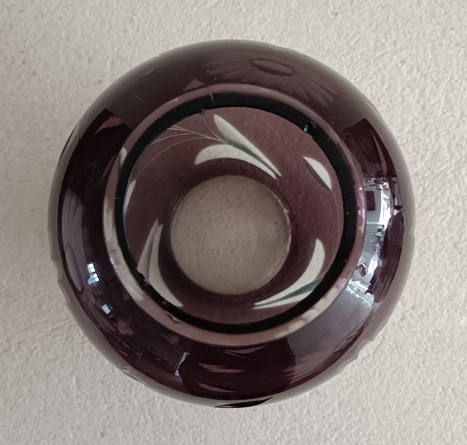 Vase olive en verre taillé