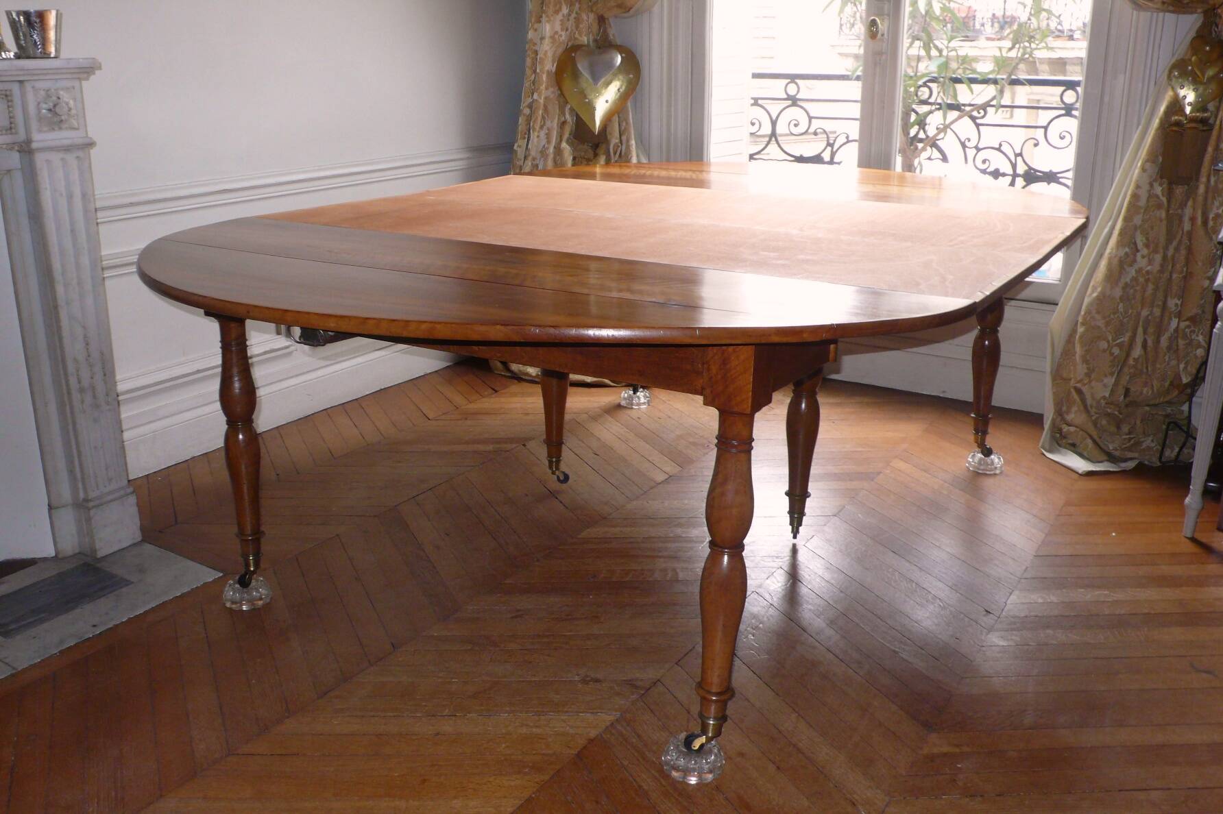 Magnificent 19th century walnut dining table