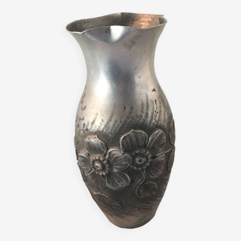 Vase en étain repoussé signé Bessa