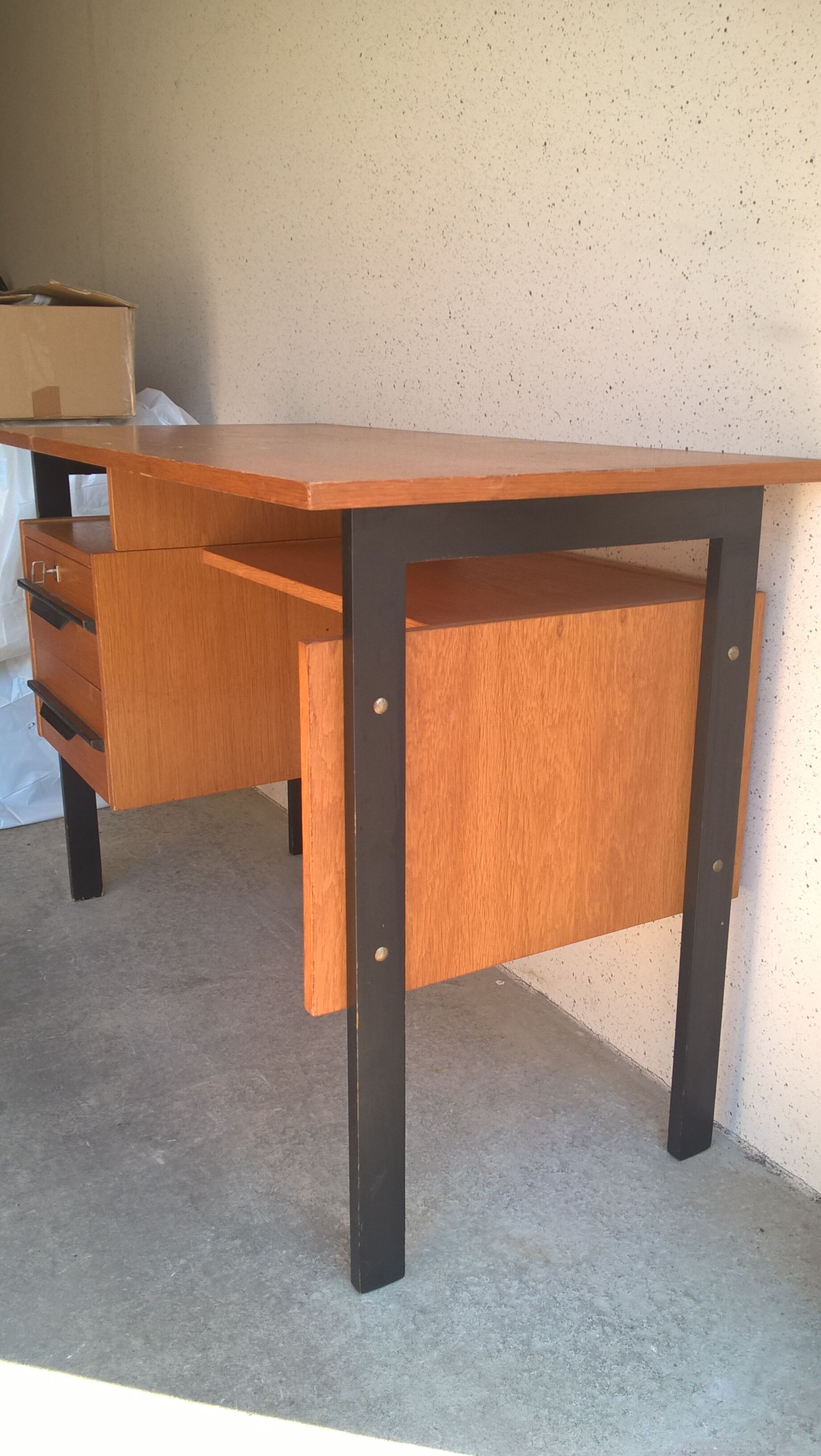 Bureau ancien au style moderniste & vintage