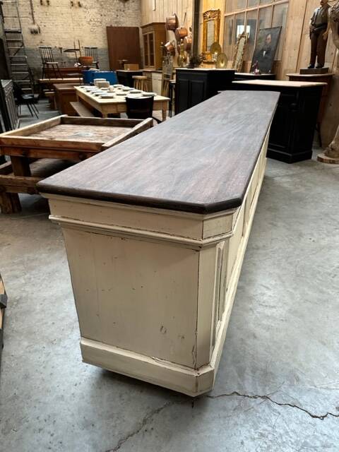 Huge store counter at the beginning of the 20th century