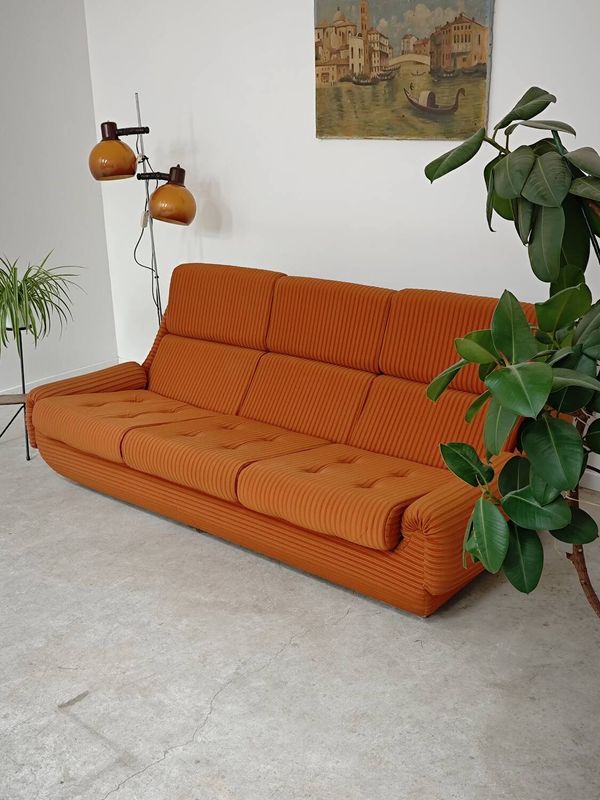 Canapé 3 places orange jitona tissu côtelé space age 1970