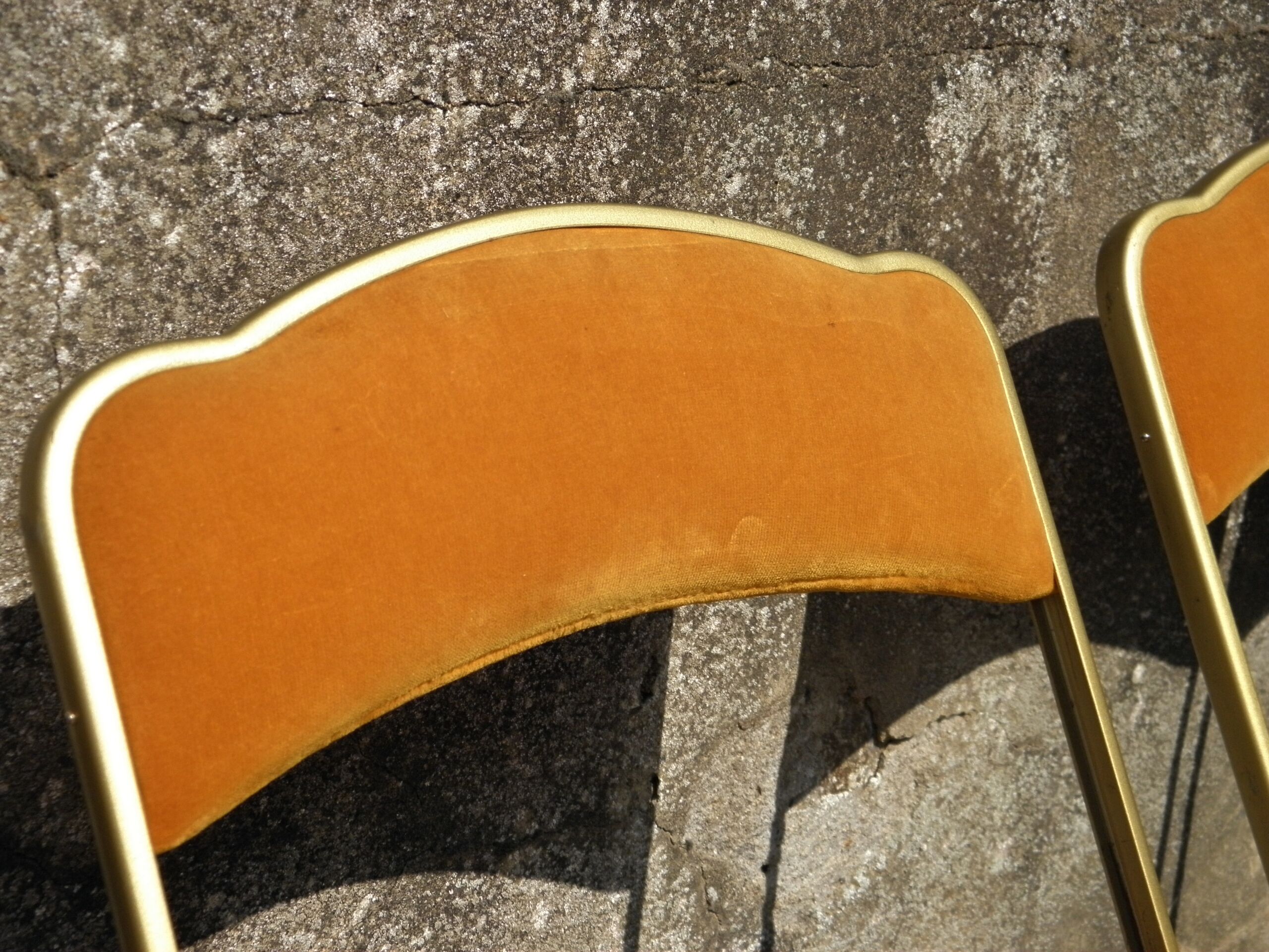Lot de 6 chaises pliantes en velours et métal doré