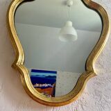 Miroir mural dans un cadre en bois doré
