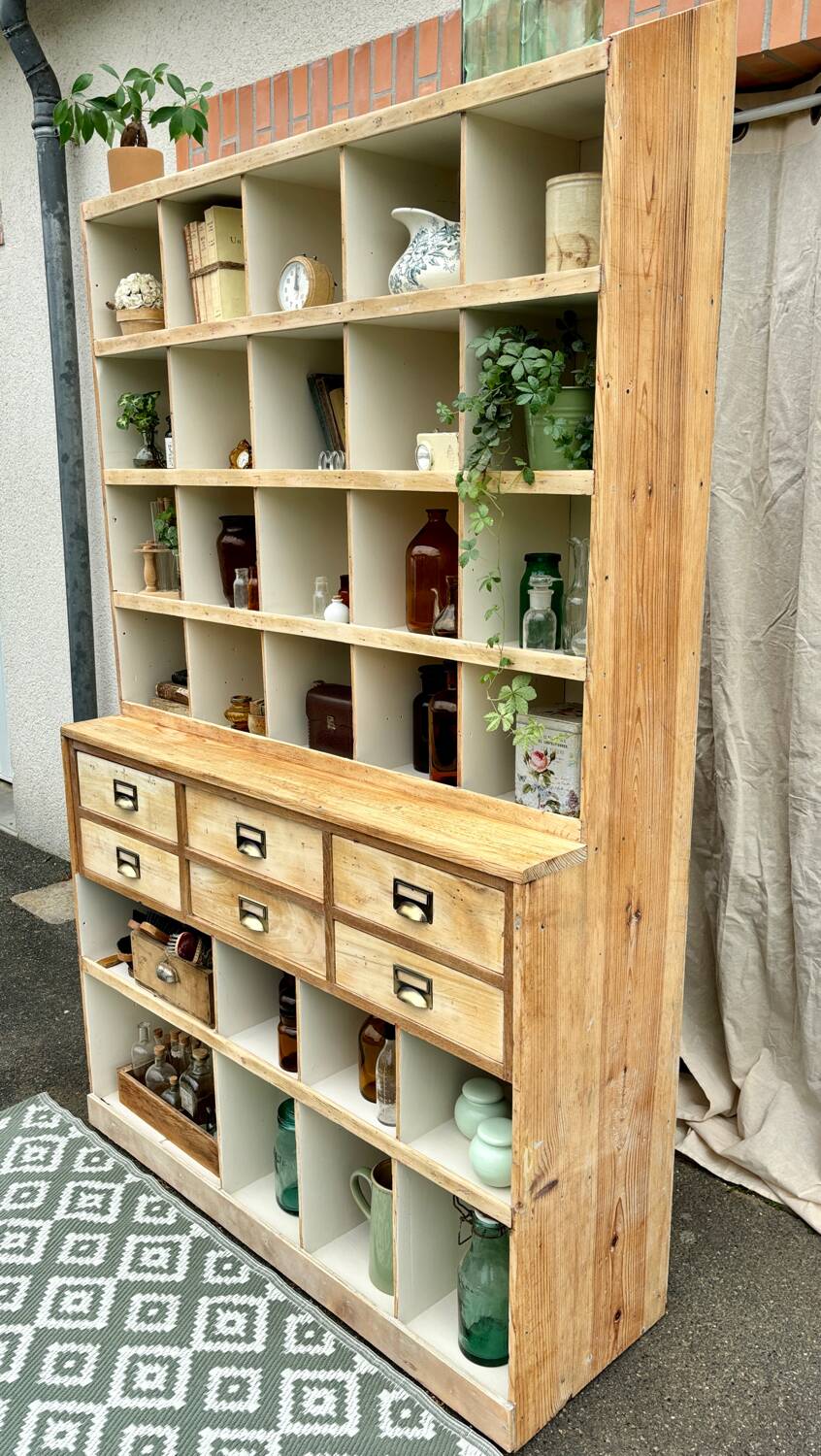 Trade furniture with lockers
