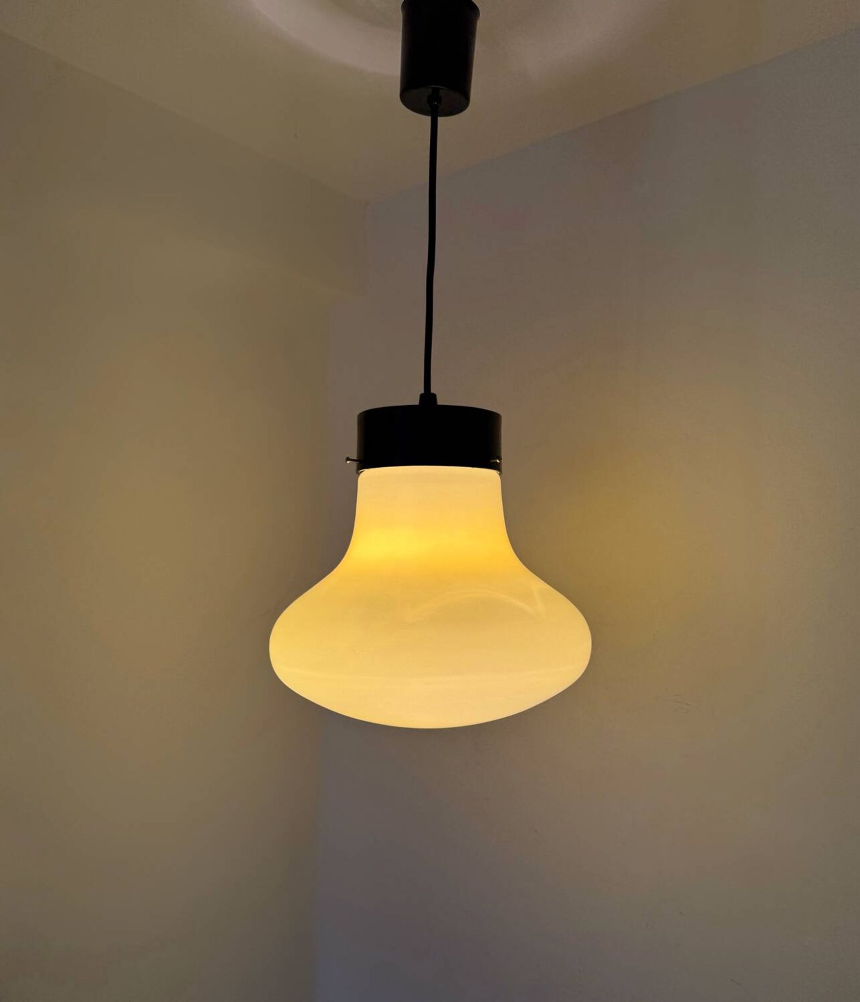 Suspension opaline jaune années 60