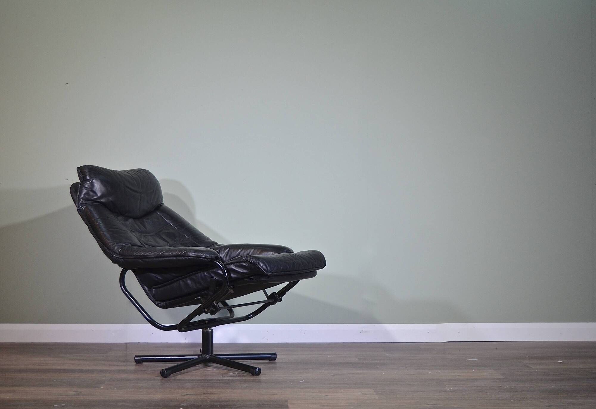 Fauteuil pivotant/inclinable norvégien Skoghaug en cuir noir du milieu du s