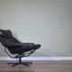 Fauteuil pivotant/inclinable norvégien Skoghaug en cuir noir du milieu du s